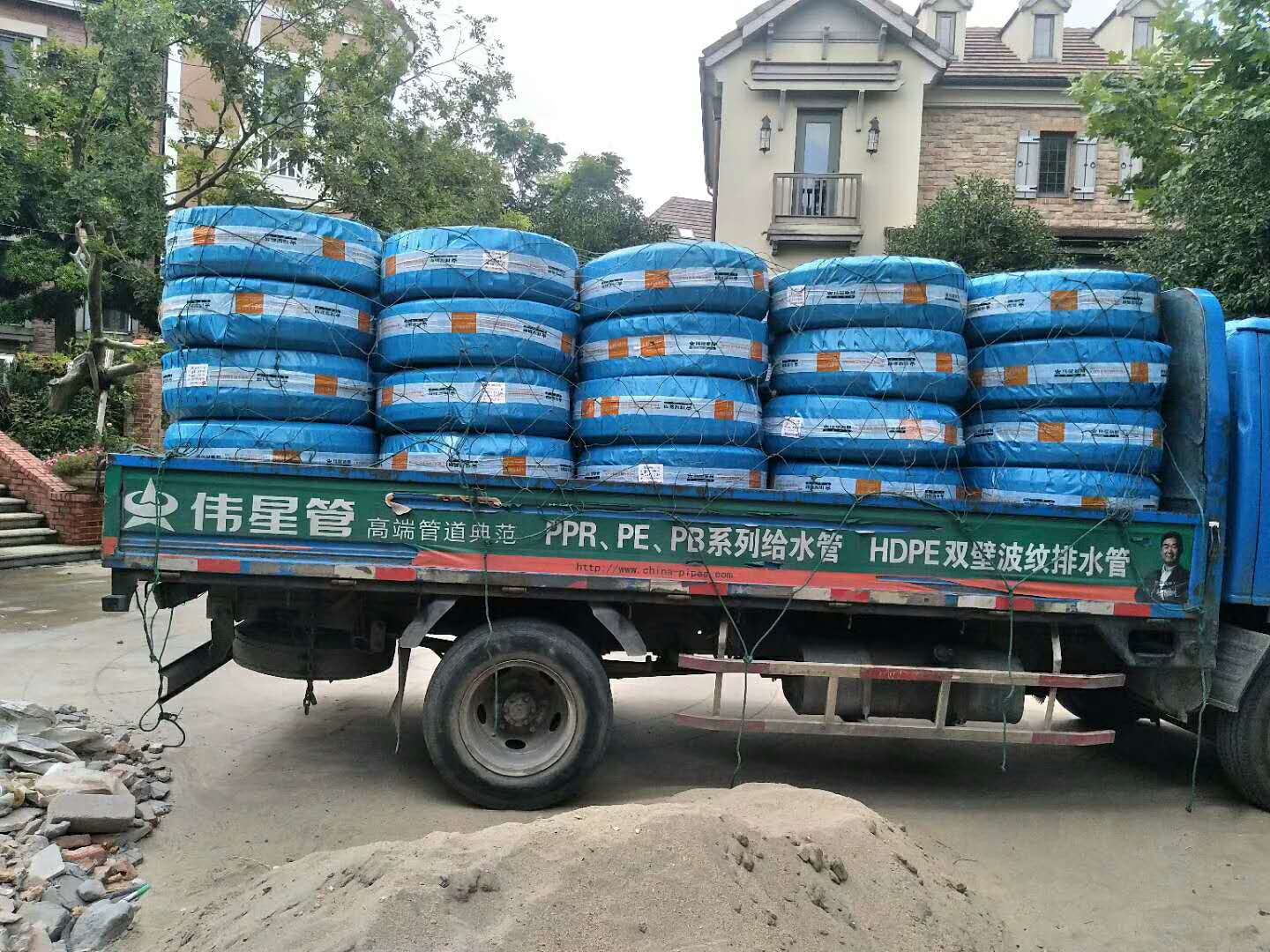 上海浦東區(qū)南六公路自建別墅材料現(xiàn)場(chǎng) 上海浦東區(qū)南六公路自建別墅材料現(xiàn)場(chǎng)